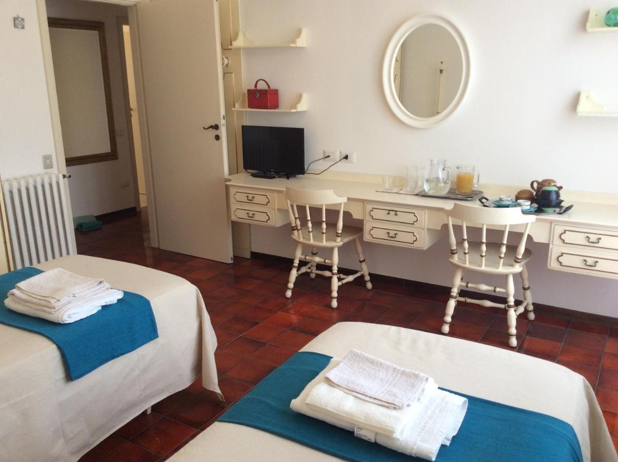 Manu Vintage B&B Cattolica Bagian luar foto