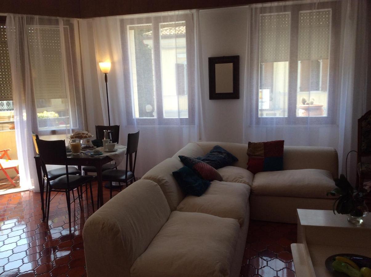 Manu Vintage B&B Cattolica Bagian luar foto